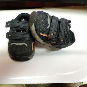 TEENY TOES  shoes sz 2W  Velcro straps